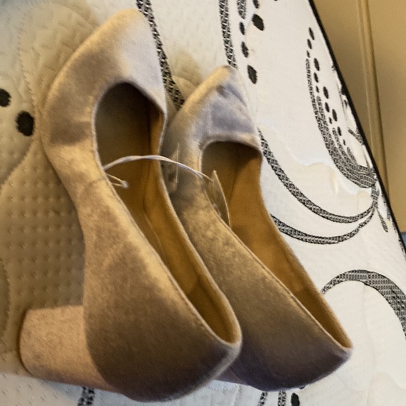 Old navy silver velvet pumps size 8 never worn - Picture 2 of 4